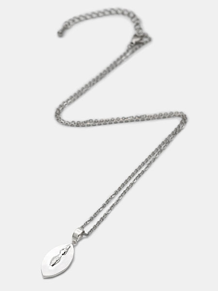 水面から顔を出したワニをモチーフにしたシルバーネックレス、ペンダントトップとチェーン全体を写した画像。