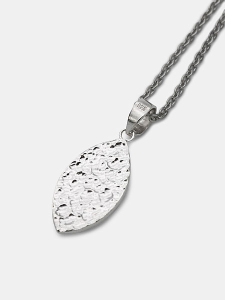 荒れる水面のようなテクスチャーを裏面に施したワニモチーフシルバーネックレス、ペンダントトップ裏側の画像。