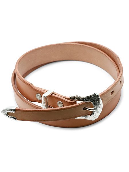 丸めた状態のナチュラルレザーのウエスタンベルトを斜め上から撮影した全体画像で、革の色味やバックルの雰囲気がよくわかります。