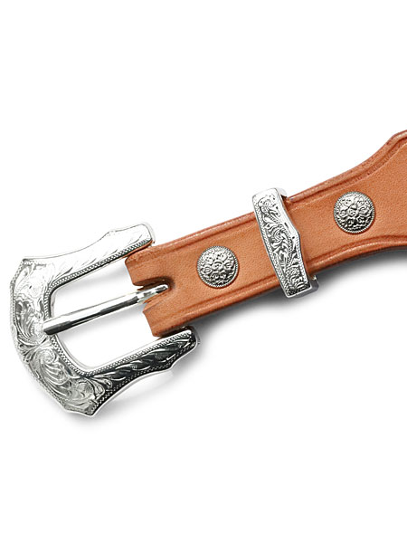 エッジの効いたウエスタンバックルとループ部分をアップで撮影した画像で、金具の造形や質感がしっかり確認できます。