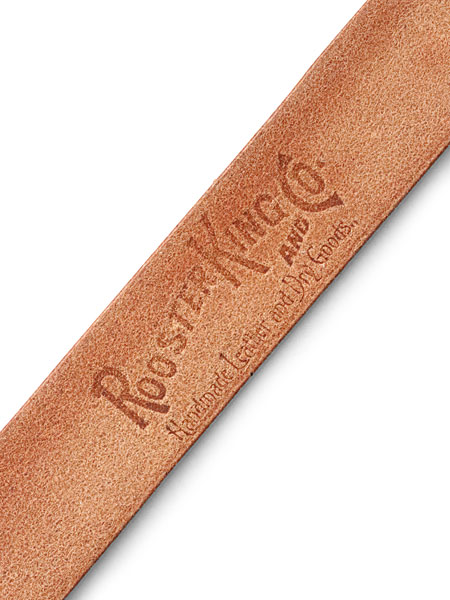 ベルト裏面に施されたRooster King & Co.のブランド焼き印をアップで写した画像で、レザーアイテムらしいクラフト感が伝わります。