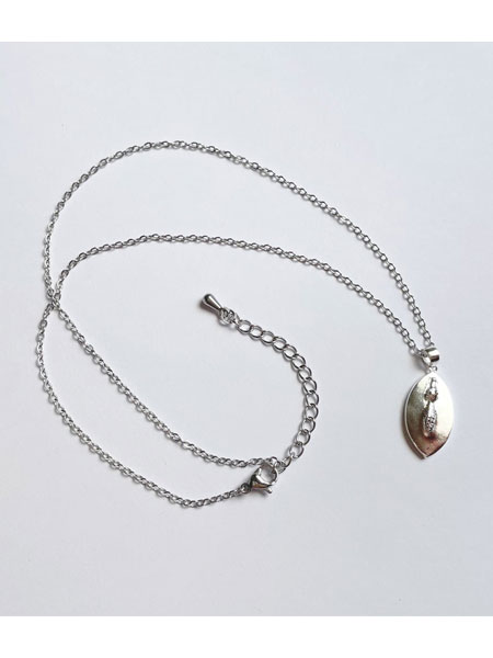 水面から顔を出したワニのネックレストップとサイズ調節ができるサージカルステンレスチェーンを写した商品全体画像。