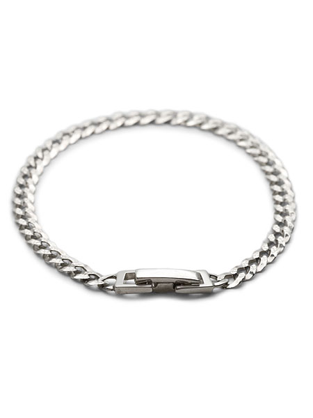 程よいボリュームのカーブチェーンブレスレットを前から撮影した画像で、立体感あるリンクデザインがよくわかります。