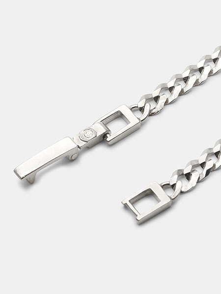 開いた状態で撮影した中留パーツの留め具部分のアップ画像。