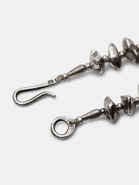 SunKuオリジナルの大きめフック型留め具をクローズアップで撮影したブレスレットのディテール画像。