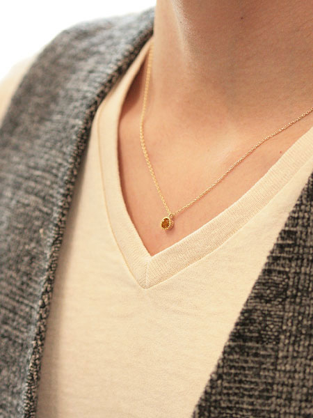 シトリンのマーキスフラワーネックレスを男性が着用した画像で、小ぶりで上品なバランスが分かる着用イメージ。