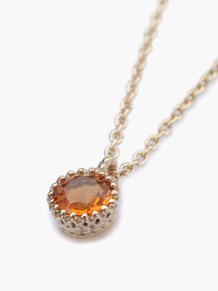 シトリンをセットしたマーキスフラワーネックレスを斜め前から撮影し、立体的なフラワー台座が分かるアップ画像。