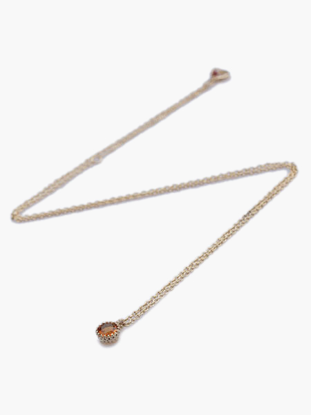 シトリンのマーキスフラワーネックレスをトップからチェーンまで全体が分かるように撮影したK10ゴールドネックレスの画像。