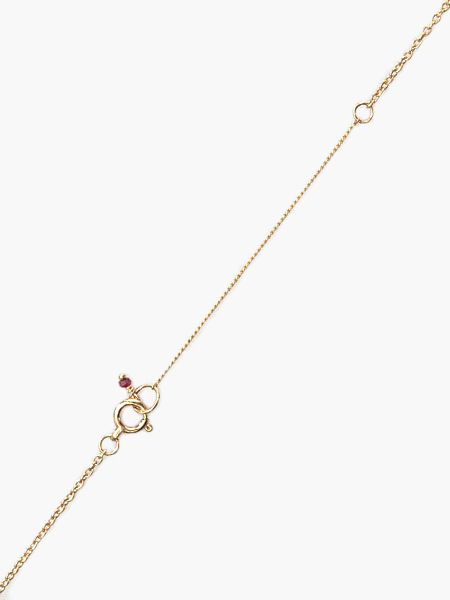 チェーンエンドにセットされたルビーチャームと留め具を写した、K10ゴールドネックレスのディテールが分かる画像。