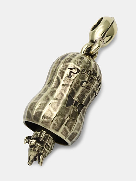 Peanuts&Co.のロゴと蝶ネクタイが刻まれた裏面のデザインがよく分かるピーナッツベルトップの背面画像。