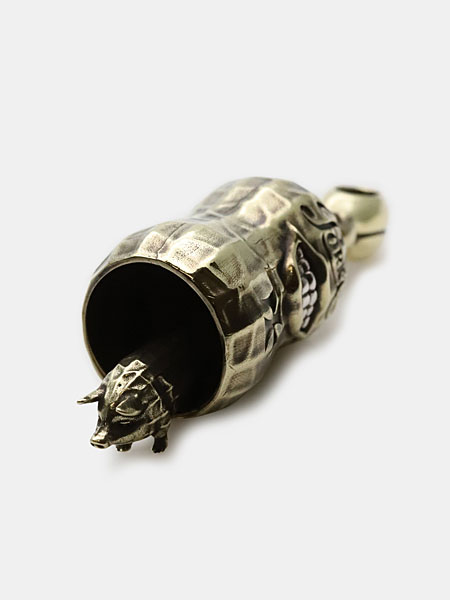 PORKCHOP GARAGE SUPPLYとのコラボを象徴する豚モチーフのベル部分をアップで捉えたユニークなディテール画像。