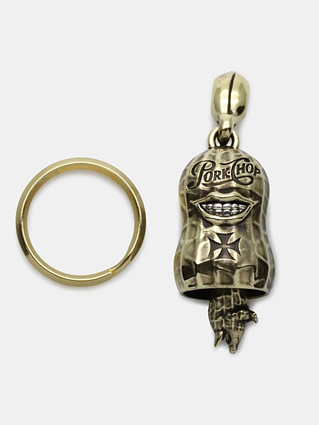 付属の2重カンと並べて撮影したピーナッツベルトップでキーホルダーやチャームとして使える仕様が分かる画像。