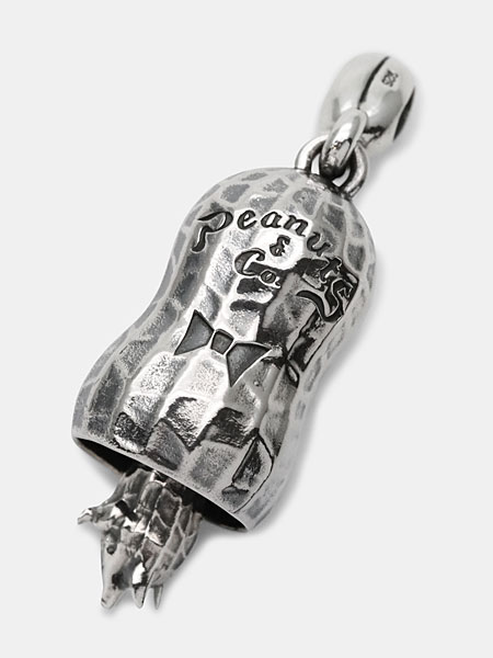 Peanuts&Co.のロゴと蝶ネクタイが刻まれた裏面のディテールがしっかり分かるシルバー製ピーナッツベルトップの背面画像。