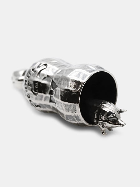 PORKCHOP GARAGE SUPPLYとのコラボを象徴する豚モチーフのベル部分をクローズアップしたシルバー製トップのディテール画像。