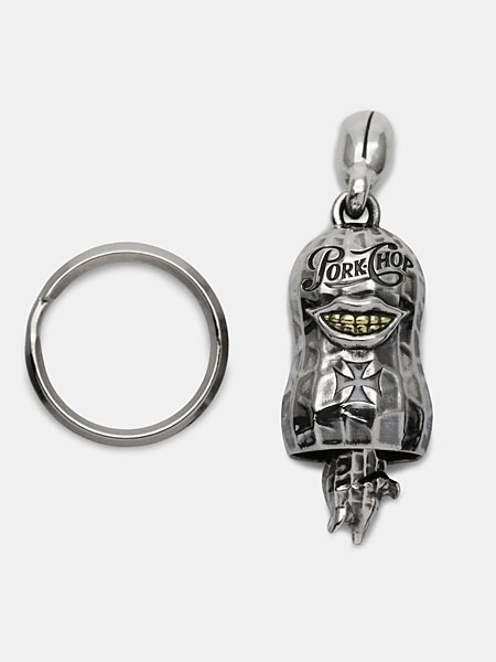 付属の2重カンと並べたシルバー製ピーナッツベルトップでキーホルダーやチャームとして使える仕様が伝わる画像。