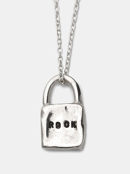 南京錠モチーフのペンダントトップを正面から写した、ROCKの刻印とヴィンテージ感のある質感がわかる画像。