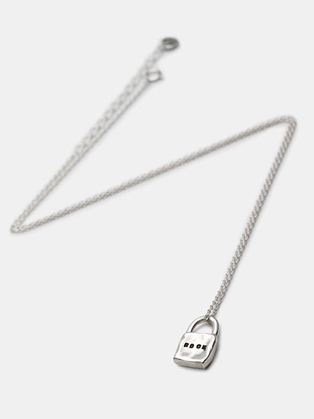 ペンダントトップとネックレスチェーン全体を写した、程よいボリューム感とバランスが伝わる画像。