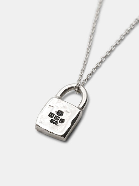 ペンダントトップ裏面をアップで写した、ホールマーク調の刻印とリバーシブル仕様がわかる画像。