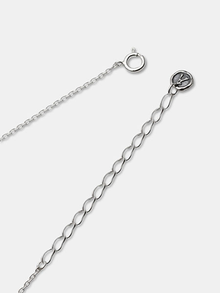 ネックレスのアジャスターと留め具、チェーンエンドのタグを写した長さ調節とディテールがわかる画像。