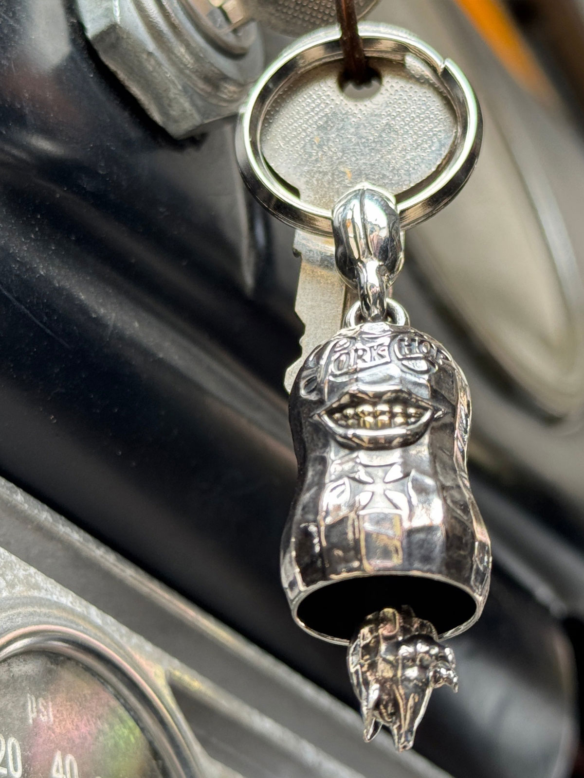 バイクのキーに取り付けたガーディアンベルが揺れる様子を写した、実際の使用イメージがわかる画像。