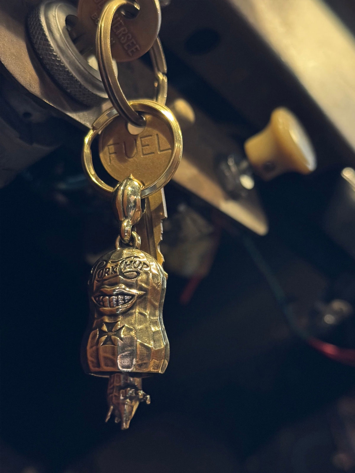 バイクのキーに取り付けたガーディアンベルが揺れる様子を写した、実際の使用イメージがわかる画像。