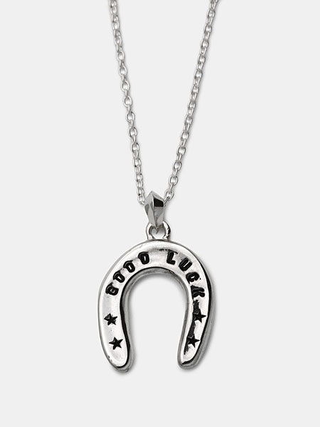 ホースシューモチーフのペンダントトップを正面から写した、GOOD LUCKとスター刻印がしっかり見える画像。