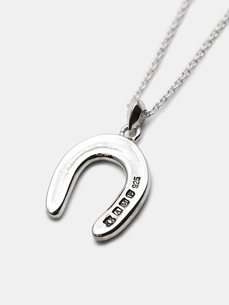 ペンダントトップ裏面をアップで写した、ホールマーク調の刻印とリバーシブル仕様がわかる画像。