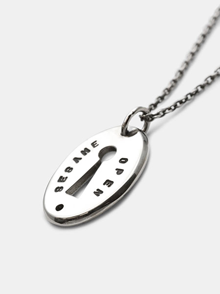 ペンダントトップを斜め横から写した、程よい厚みがあるフォルムがわかるネックレスの画像。