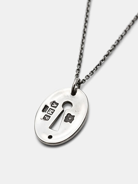 ペンダントトップ裏面をアップで写した、ホールマーク調の刻印とリバーシブル仕様がわかる画像。