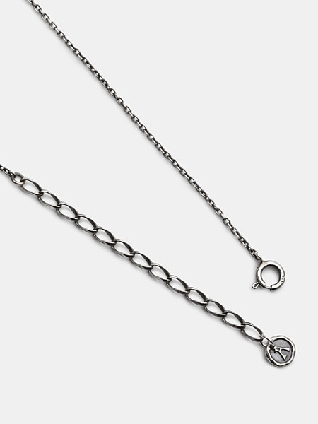 ネックレスのアジャスターと留め具、チェーンエンドのタグを写した長さ調節とディテールがわかる画像。