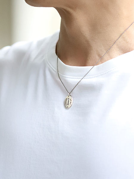男性が着用した様子を写した、上品なサイズ感でさりげなく映えるネックレスの着用イメージ画像。