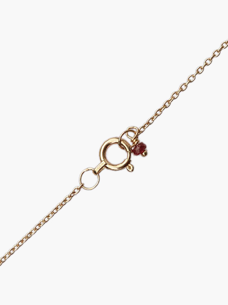 ネックレスの留め具とチェーンエンドのルビーチャームを写した、バックスタイルのアクセントがわかる画像。