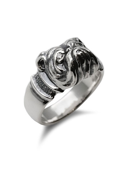 リングを立てた状態で撮影し、ブルドッグの立体感やフォルムがしっかり伝わる全体イメージ。