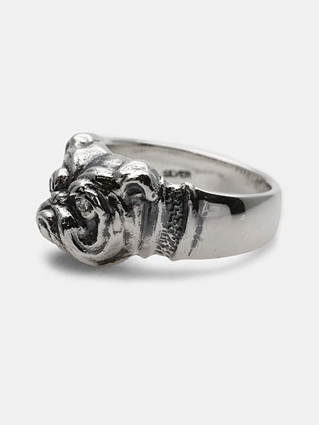 横から見たブルドッグリングで、シワや輪郭の造形が細かく表現されている様子がわかる画像。