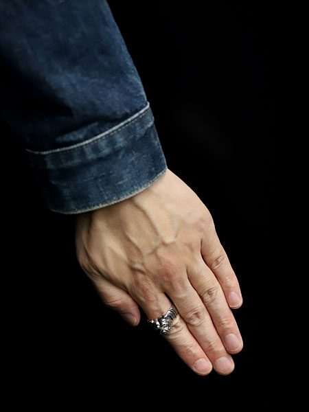 男性が着用した手元のアップで、程よいボリューム感と存在感が自然に馴染んでいる様子がわかります。