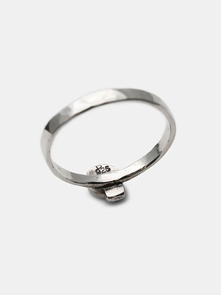 リング裏面を写し、スカルの裏側に打ち込まれた925刻印が確認できるディテールカット。