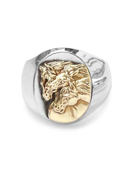 K18ゴールドの馬の彫刻が際立つ、シグネットリングの正面画像。
