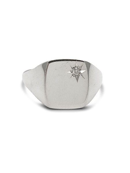 正面からリングを捉え、五光留めでセットされたダイヤモンドの輝きが際立つシグネットリングのディテール画像。