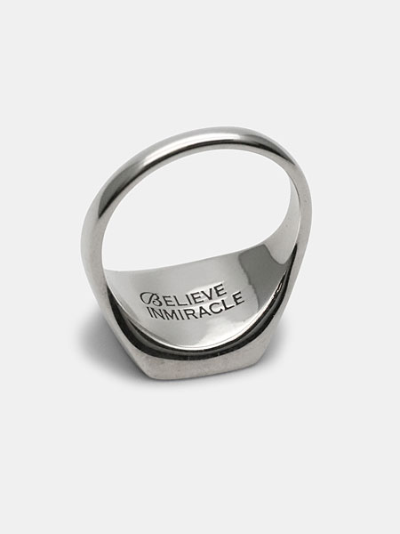 リング内側に刻まれたブランド刻印がしっかり確認できる、細部の仕上げが伝わるシグネットリングの裏面画像。