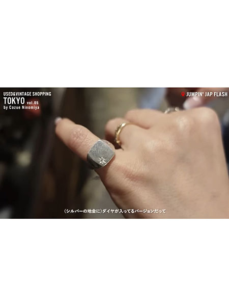 二宮こずえさんが小指にシグネットリングを着用し、さりげない存在感とバランスがわかる手元アップ画像。