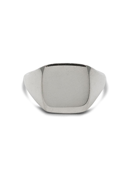 スクエアに仕上げられたリングトップが際立つように、正面から捉えたシグネットリングのディテール画像。