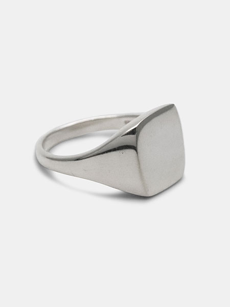 リングを横から写し、トップからアームへとなめらかにつながる美しいラインがわかるシグネットリングの画像。