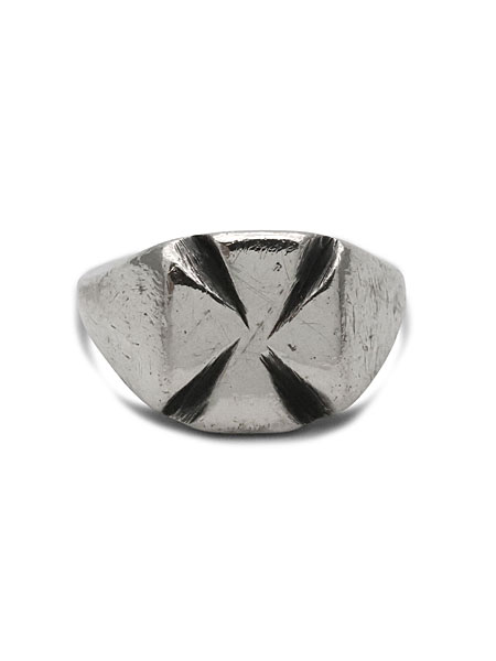 手作業で削り出されたラフなアイアンクロスのフォルムがよくわかるように、リングを正面から捉えたディテール画像。