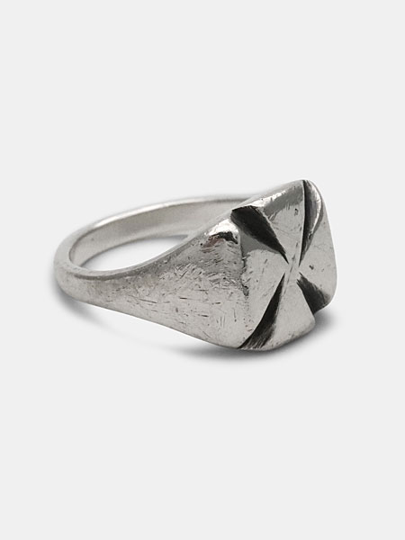 リングを横から写し、削り出しによる傷跡や質感が美しく感じられるサイドシルエットのディテール画像。