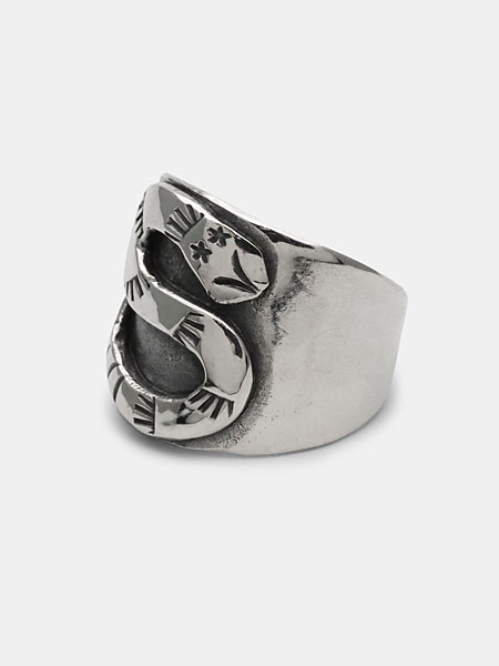 リングを横から写し、幅広なシルエットとスネークの立体感がしっかり伝わるサイドビューの画像。