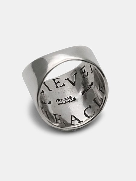 リングの内側にびっしりと施されたブランド刻印が確認できるように撮影されたディテール画像。