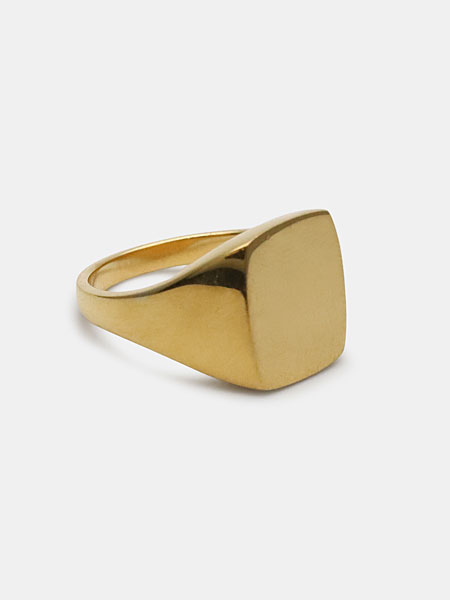 横から見たシグネットリングで、トップからアームへとなめらかにつながるラインが美しく見えるカット。