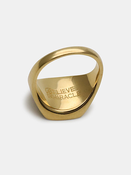 リングの内側に打ち込まれたブランド刻印がしっかり確認できる、丁寧な作りが伝わるディテールカット。