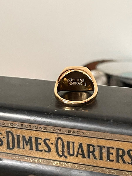 後ろ側から撮影されたリングで、内側の刻印とアームの細さがよく分かるディテール重視のカット。