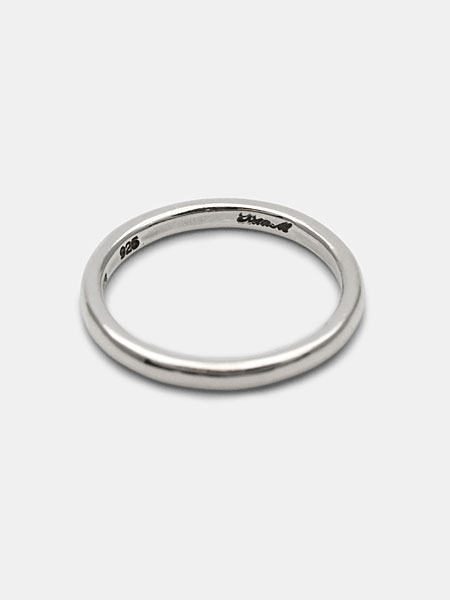 リング内側に施されたブランド刻印がしっかりと見える、丁寧な作りが伝わるクローズアップ。